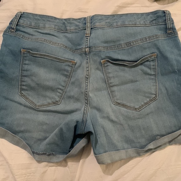Light blue denim shorts - Picture 3 of 3